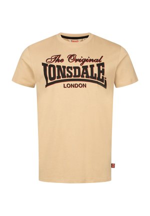 Beige Baumwoll-T-Shirt mit schwarzem, fett gedrucktem Text "The Original Lonsdale London" mit roten Akzenten. Kurze Ärmeln, runder Halsauschnitt.
