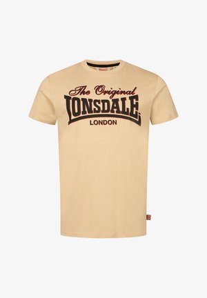 Beige Baumwoll-T-Shirt mit schwarzem, fett gedrucktem Text "The Original Lonsdale London" mit roten Akzenten. Kurze Ärmeln, runder Halsauschnitt.