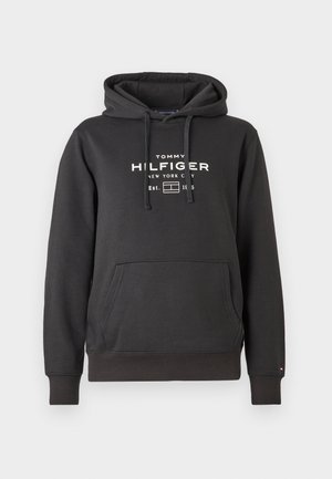Schwarzer Tommy Hilfiger Hoodie mit Fronttasche, Kapuze mit Kordelzug und weißem Logotext "Tommy Hilfiger New York City Est. 1985" auf der Brust.