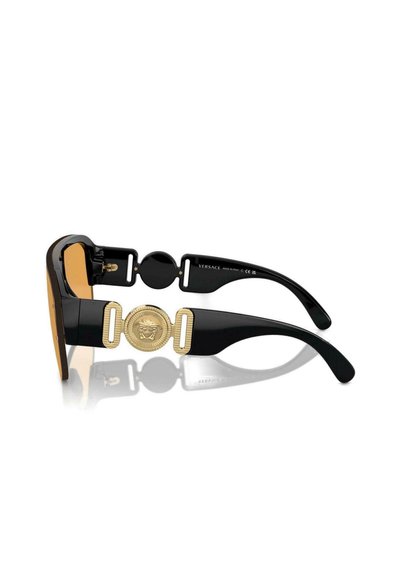 Occhiali da sole oversize neri con medaglione dorato a forma di leone sulla stanghetta, lenti arancioni sfumate e design della montatura elegante e liscia.