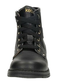 Zwarte leren enkelboot met een gestructureerde afwerking, ronde neus, vetersluiting met gouden oogjes en een stevige rubberen zool.