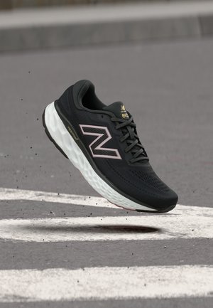 New Balance, EVOZ V4 - Scarpe da corsa su strada - black cement/pink chalk/alabaster