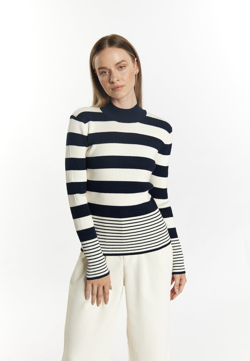 Gestreepte ribgebreide trui in marineblauw en crème, met een hoge halslijn en lange mouwen met verschillende breedtes van de strepen. Glad textuur.