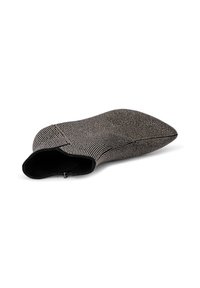 Schwarzer und silberner spitzer Schuh mit einer strukturierten, glitzernden Oberseite und einem glatten Innenraum, ausgestattet mit einem Reißverschluss an der Rückseite.