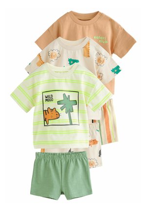 Ensemble de quatre chemises pour enfants et shorts verts assortis. Les couleurs incluent beige, crème et vert. Présente des imprimés animaliers et des motifs graphiques.