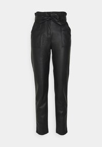 Pantalons en cuir synthétique noir avec une taille haute et un détail nœud, des poches avant et une coupe fuselée. Texture lisse sur toute la surface.
