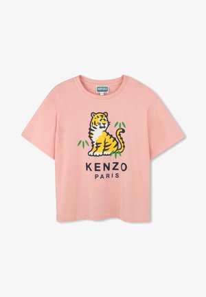 T-shirt di cotone rosa con grafica di una tigre e testo "KENZO PARIS" in nero. Maniche corte e vestibilità rilassata.