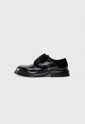Zwarte leren nette schoen met een ronde neus, gladde afwerking, vetersluiting en een gestapelde hak. Minimalistische stijl zonder zichtbare logo's.