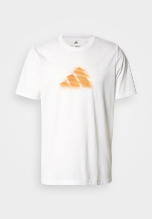 Biała bawełniana koszulka z pomarańczowym logo w postaci trzech pasków namalowanym sprayem na przodzie. Klasyczny okrągły dekolt i krótkie rękawy.