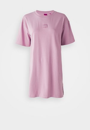 Lichtpaarse oversized T-shirt jurk met korte mouwen en een klein 'HUGO' logo patch op de borst, weergegeven op een witte achtergrond.