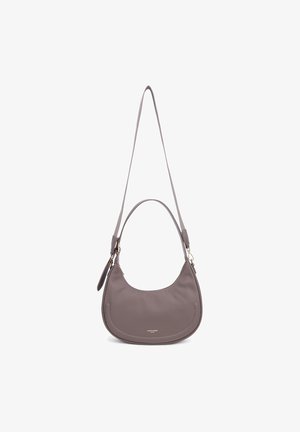 Borsa a tracolla grigia in pelle con una forma curvata, tracolla regolabile e dettagli in metallo dorato. Superficie testurizzata con un design minimalista.