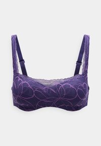 Violeta mežģīņu krūšturis ar regulējamām siksnām. Iezīmē florālu rakstu un viļņotas malas. Mīksta tekstūra ar caurspīdīgām daļām un cietu apakšslāni.