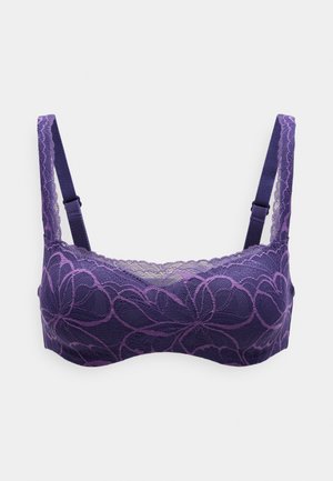 Bra in pizzo viola con spalline regolabili. Presenta motivi floreali e bordi ondulati. Texture morbida con sezioni trasparenti e sottostrato solido.