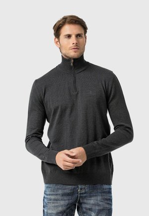 Dunkelgrauer Pullover mit Reißverschlusskragen, geripptem hohen Kragen, langen Ärmeln und tailliertem Design. Weiche Textur und minimalistische Markendetails.