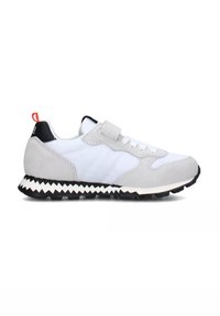 Sneaker bianca e grigia con parte superiore in suede e rete, dotata di una sola strap in velcro, suola in gomma con motivo a zigzag e un accento rosso sul tallone.