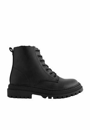 Bottine noire en cuir à lacets avec une semelle épaisse à relief et une languette au talon, vue de profil sur fond blanc.