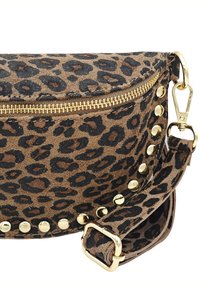 Sac en imprimé léopard en daim doux, avec une fermeture éclair dorée, des clous dorés sur un côté et une bandoulière réglable.