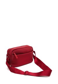 Borsa a tracolla rossa realizzata in materiale liscio, forma rettangolare, dotata di un compartimento principale con zip e una tracolla regolabile.