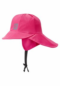 Cappello da sole impermeabile rosa con ampia visiera, cinturino regolabile e patch con logo sul lato. Tessuto testurizzato con una finitura liscia.