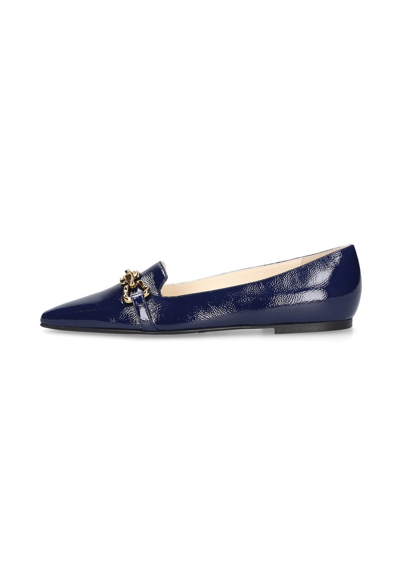 Marineblauwe patenten leren ballerina's met een spitse neus, voorzien van een kleine band en gouden hardwareaccent. Gladde textuur en een lage, platte hak.