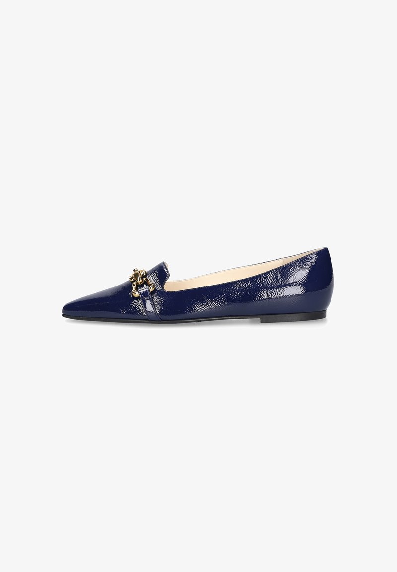 Marineblauwe patenten leren ballerina's met een spitse neus, voorzien van een kleine band en gouden hardwareaccent. Gladde textuur en een lage, platte hak.
