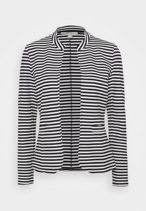 Černobílý pruhovaný blazer s elegantním designem, lehkým materiálem, bez límečku a otevřeným předním zapínáním; má dlouhé rukávy a boční kapsy.