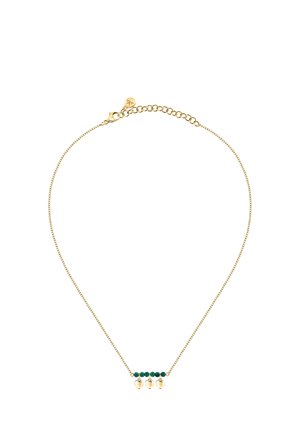 Collana in oro con tre piccoli charm a forma di cuore in oro e quattro perline verdi. La catena è dotata di un gancio e ha una lunghezza regolabile.
