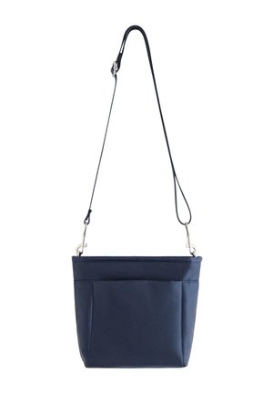 Marineblå rektangulær crossbody taske med justerbar tynd strop og sølv metal låse, front flad lomme og glat stof finish.