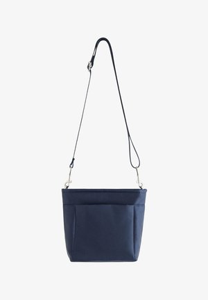 Marineblå rektangulær crossbody taske med justerbar tynd strop og sølv metal låse, front flad lomme og glat stof finish.
