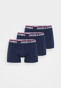 Marinblå boxershorts i set om tre. Tillverkade av mjukt material, med en vit midja med röda detaljer och varumärkeslogotypen tydligt synlig.