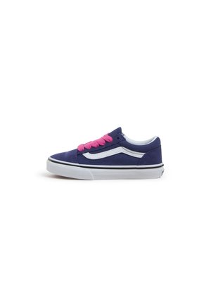 Baskets basses bleu marine avec un motif de vague blanche sur le côté, lacets rose vif et semelle en caoutchouc blanche.
