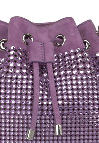 Bolso de sacaroche de ante morado con brillantes purpurina morados, detalles de metal plateado y una textura suave.