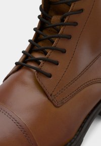 Jack & Jones JFWSHAUN BOOT - Botines con cordones - cognac