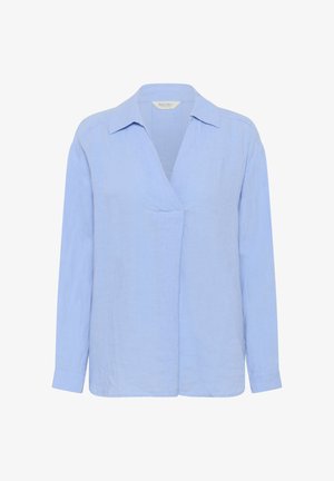 Svetlomodrá blúzka s dlhým rukávom, s prekríženým výstrihom do V a špicatým golierom, vyrobená z ľahkej látky.