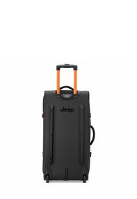 Zwarte koffer op wieltjes met een oranje uitklapbare handgreep, een gestructureerd oppervlak, twee zijkanten handgrepen en het merklogo duidelijk zichtbaar.