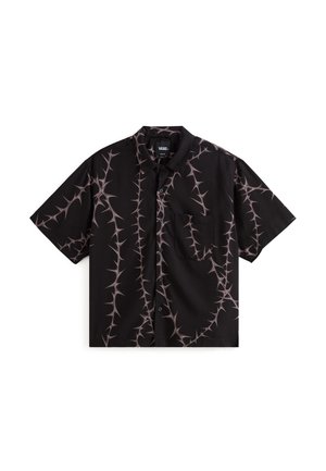 Korte mouwen zwarte shirt met een roze doornpatroon, knoopsluiting aan de voorkant, enkele borstzak en een gladde textuur.