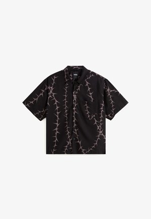 Camisa de manga corta negra con patrón de espinas en rosa, con botones en la parte delantera, un bolsillo en el pecho y una textura de tela suave.