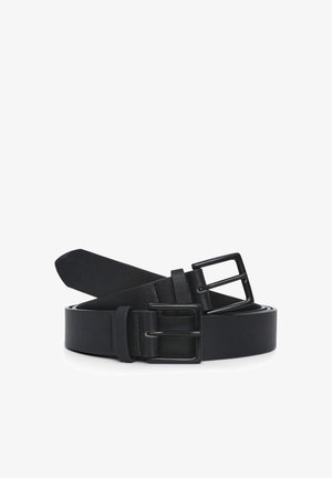 Cintura in pelle nera con texture liscia, due fibbie e design elegante. La cintura è arrotolata leggermente, mettendo in mostra la sua forma e le sue parti metalliche.