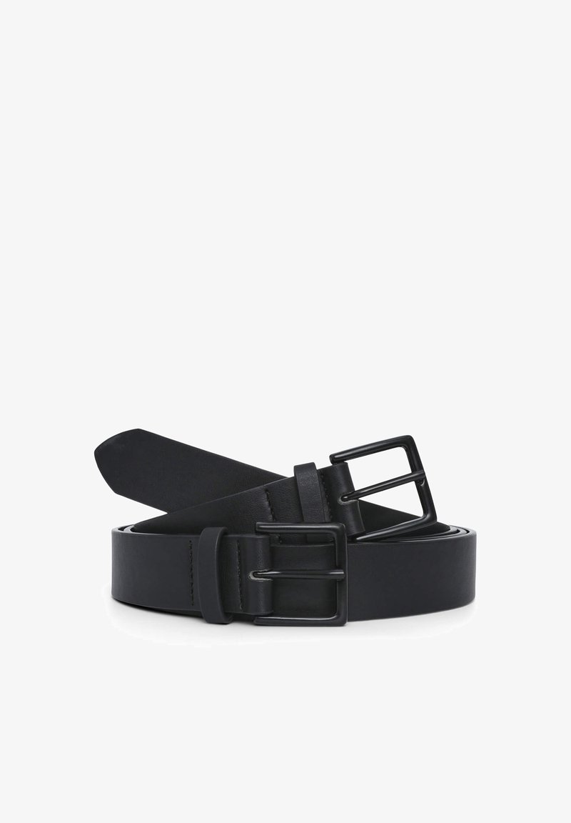 Czarny skórzany pasek z gładką fakturą, dwoma klamrami i eleganckim wzornictwem. Pasek jest lekko zwinięty, co podkreśla jego kształt i okucia.