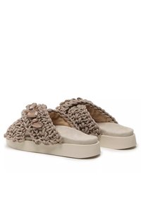 Beige vävda slidesandaler med tjocka remmar prydda med platta, ljusa dekorationer och en texturerad, neutral sula.