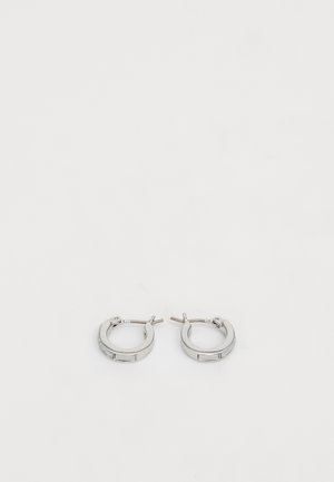 Ezüst karika fülbevalók sima, fényes felülettel, egyszerű dizájnnal és biztonságos zárszerkezettel. Minden fülbevaló formája kerek és kompakt.