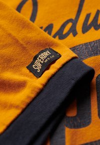 Superdry & Co RINGER WORKWEAR GRAPHIC - Camiseta estampada - heritage ochre brown eclipse navy