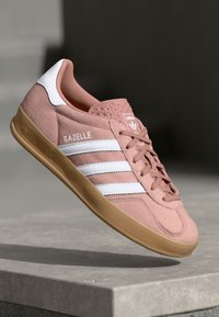 GAZELLE INDOOR - Tenisky - warm clay/footwear white