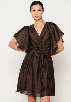 Vestido marrón con mangas onduladas, hecho de material ligero. Presenta un profundo escote en V y un cinturón de lazo en la cintura.
