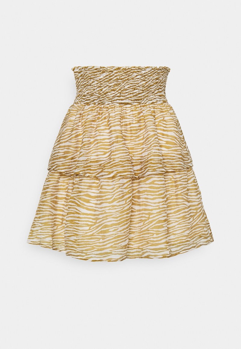 Robe bustier avec un haut froncé, arborant un motif rayé tigre jaune et blanc, un design à volants superposés et un tissu léger.