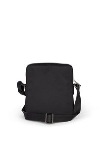 Svart tygmeddelandepåse med en mjuk textur, rektangulär form, justerbar rem och dragkedjestängning. Ingen synlig mönster eller detaljer.