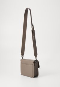 HVISK CAYMAN POCKET - Τσάντα χιαστί - cedar brown