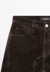 Pantaloni in velluto marrone scuro con tasche frontali, passanti per cintura e chiusura a bottone argentato, etichetta Massimo Dutti, made in Turkey.