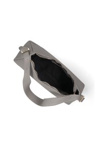 Borsa a mano in pelle grigia con finitura testurizzata, chiusura con zip e fodera in tessuto. Dotata di una tracolla per il trasporto. Interno nero.