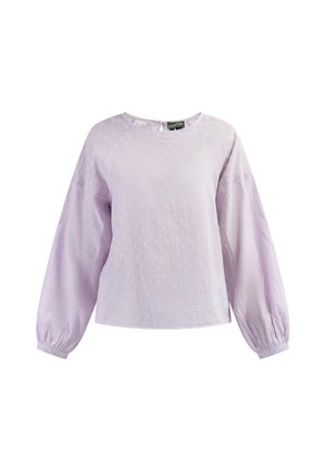 Blouse lilas avec de longues manches bouffantes, fabriquée en tissu texturé avec de petits points en relief. Encolure ronde avec une ouverture dans le dos.